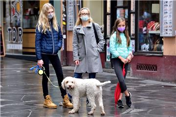  Sloveniji prijeti novi val epidemije, krivulje opet rastu