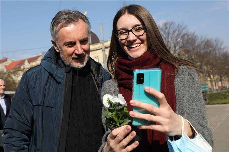 Škoro obilježio Dan žena podjelom cvijeća na Trgu kralja Tomislava