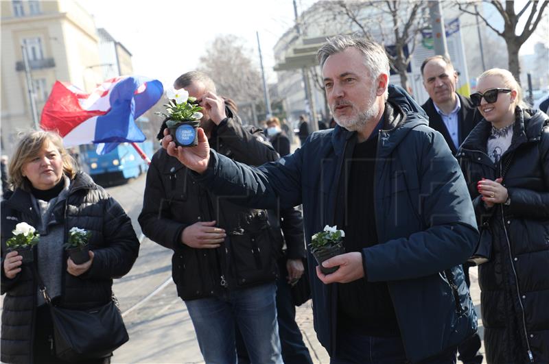 Škoro obilježio Dan žena podjelom cvijeća na Trgu kralja Tomislava