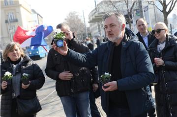 Škoro obilježio Dan žena podjelom cvijeća na Trgu kralja Tomislava