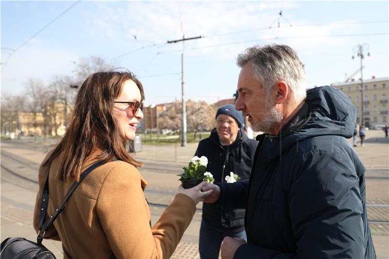 Škoro obilježio Dan žena podjelom cvijeća na Trgu kralja Tomislava