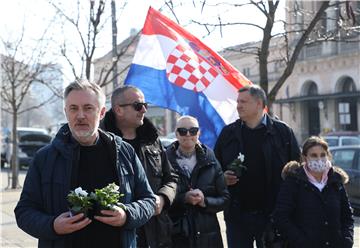 Škoro obilježio Dan žena podjelom cvijeća na Trgu kralja Tomislava