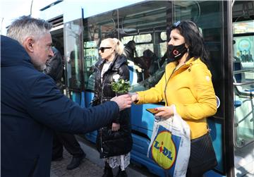 Škoro obilježio Dan žena podjelom cvijeća na Trgu kralja Tomislava