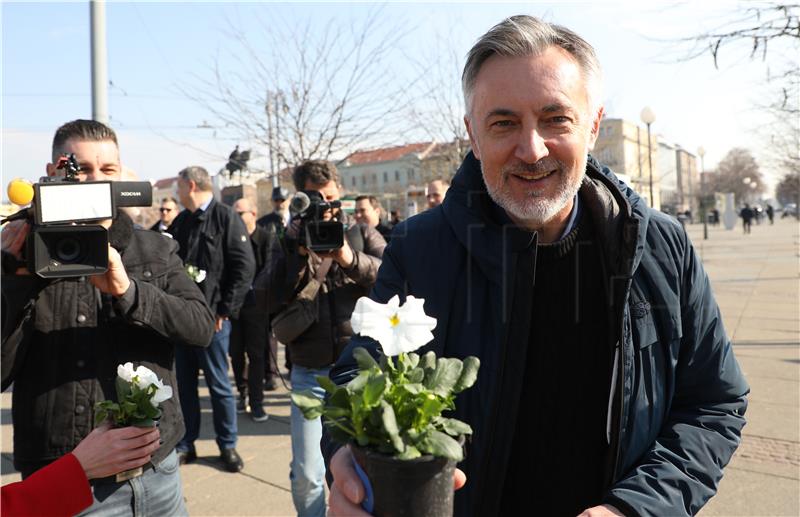 Miroslav Škoro darivao Zagrepčanke cvijećem za Dan žena