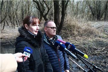 Članovi Domovinskog pokreta održali konferenciju za medije u šumi