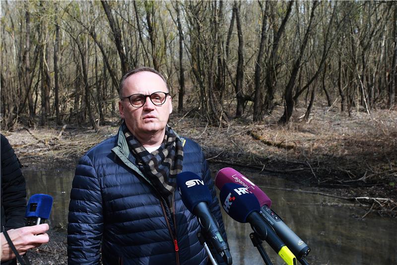 Članovi Domovinskog pokreta održali konferenciju za medije u šumi