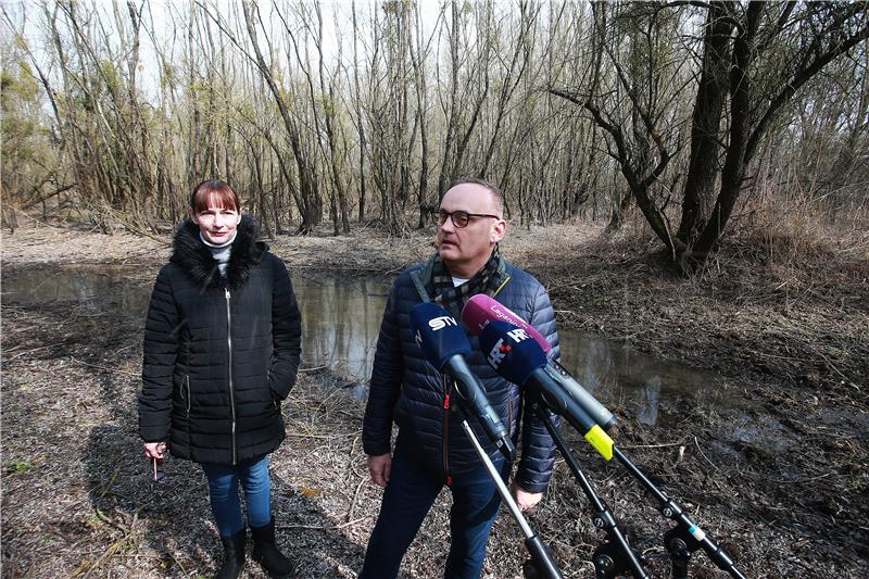 Članovi Domovinskog pokreta održali konferenciju za medije u šumi