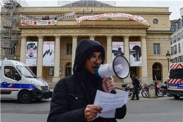 Prosvjednici zauzeli pariška kazališta u znak protesta protiv zatvaranja