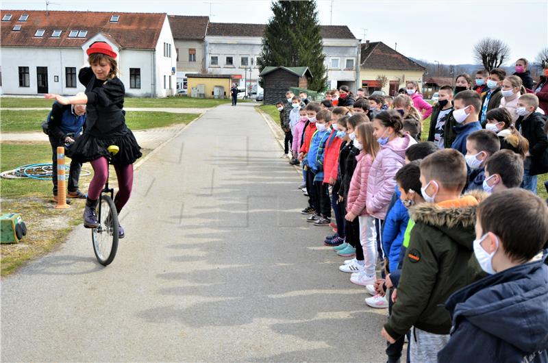 Ruksak pun kulture došao u Topusko, djeci potresom pogođenog područja