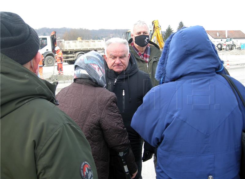 Disgruntled protesters slam Petrinja mayor for slow reconstruction