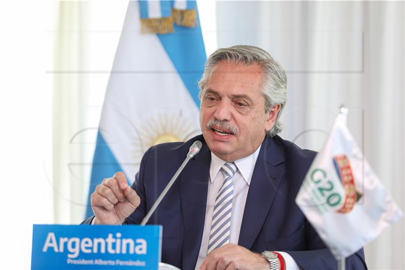 Argentina: Ljutiti građani gađali kamenjem vozilo predsjednika Fernandeza