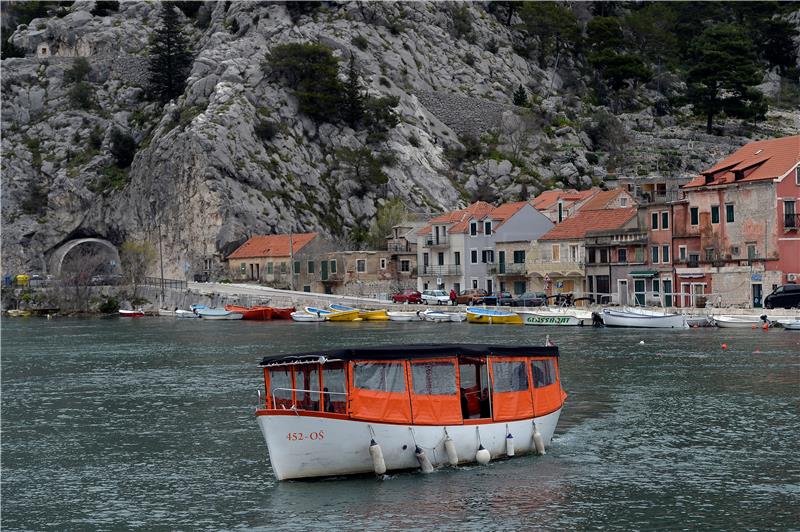 Omiš: Prijevoz putnika brodovima na Cetini                           