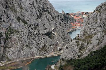 Omiš: Prijevoz putnika brodovima na Cetini                           