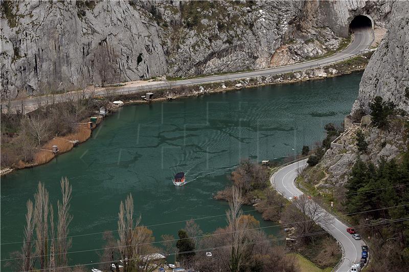 Omiš: Prijevoz putnika brodovima na Cetini                           