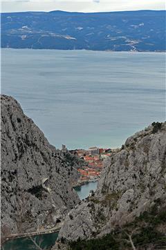 Omiš: Prijevoz putnika brodovima na Cetini                           