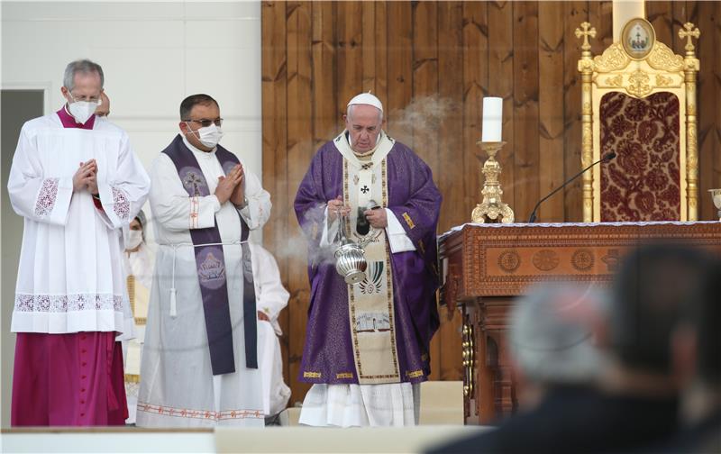 Papa: Klečim na ulicama Mjanmara i kažem - zaustavite nasilje!