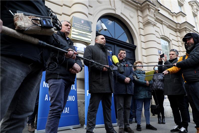 Udruga "Vir bez podjela" ispred zgrade DORH-a