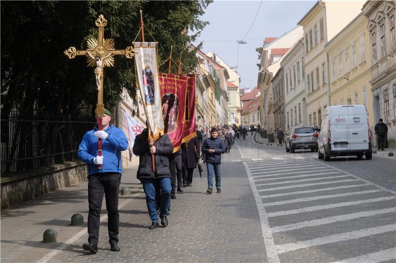 Bozanić predvodio misu na završetku korizmene procesije