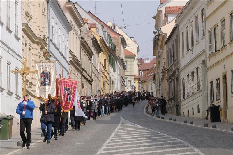 Bozanić predvodio misu na završetku korizmene procesije