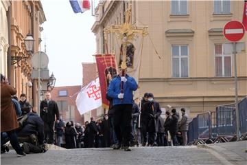 Bozanić predvodio misu na završetku korizmene procesije