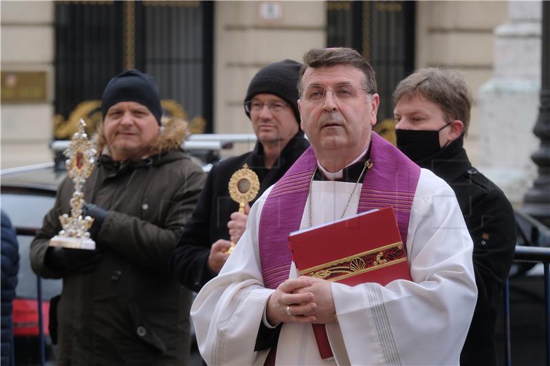 Bozanić predvodio misu na završetku korizmene procesije