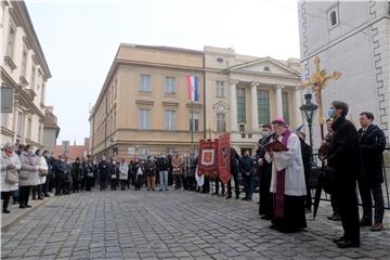 Bozanić predvodio misu na završetku korizmene procesije