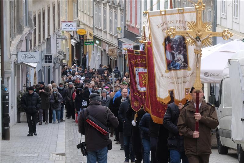 Bozanić predvodio misu na završetku korizmene procesije