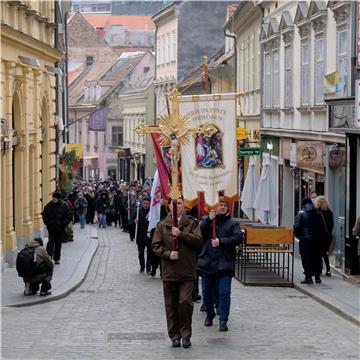 Bozanić predvodio misu na završetku korizmene procesije