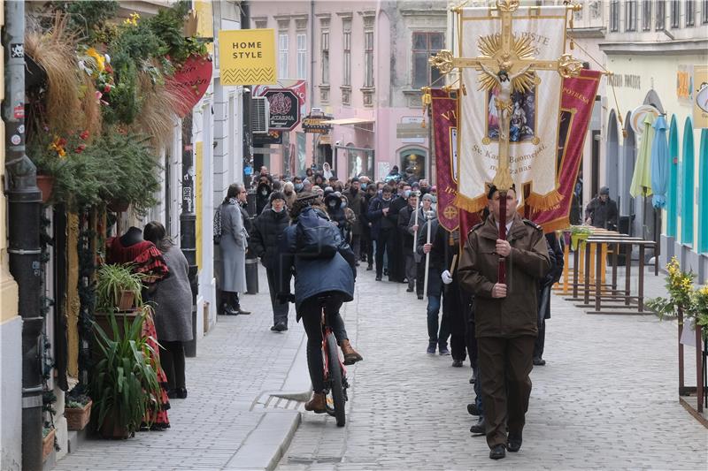 Bozanić predvodio misu na završetku korizmene procesije