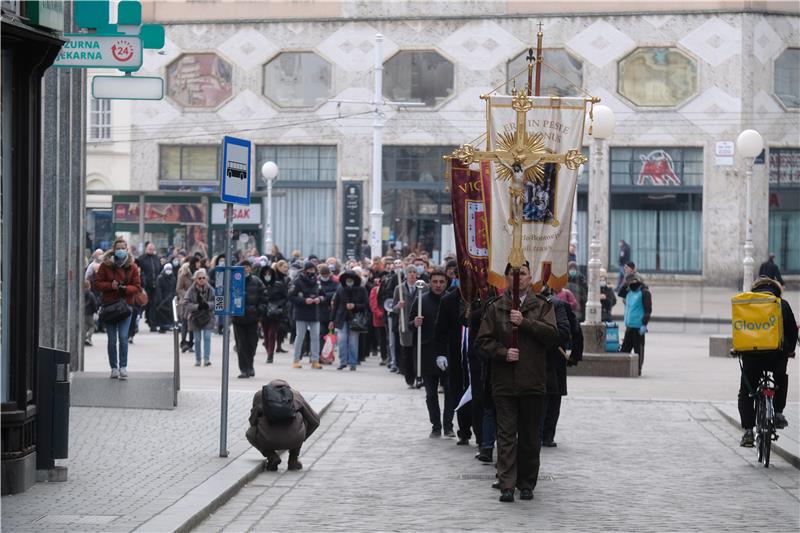 Bozanić predvodio misu na završetku korizmene procesije