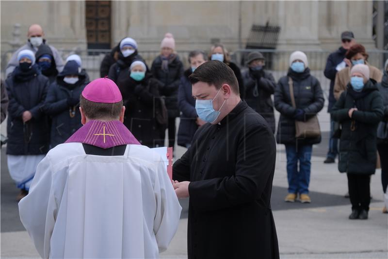 Bozanić predvodio misu na završetku korizmene procesije