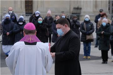 Bozanić predvodio misu na završetku korizmene procesije