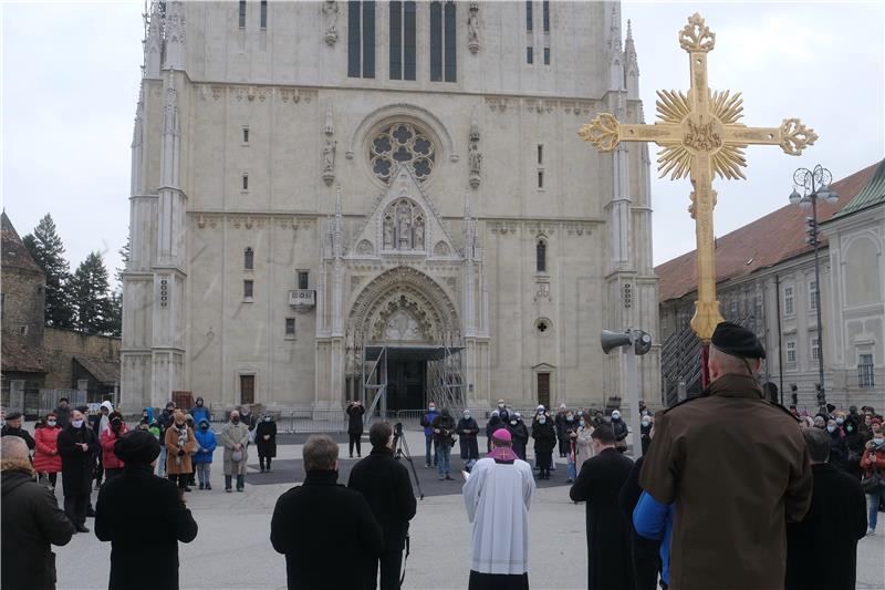 Bozanić predvodio misu na završetku korizmene procesije