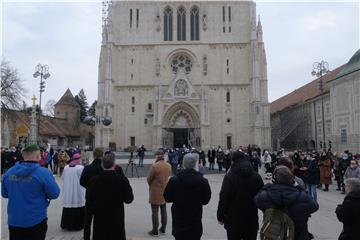 Bozanić predvodio misu na završetku korizmene procesije