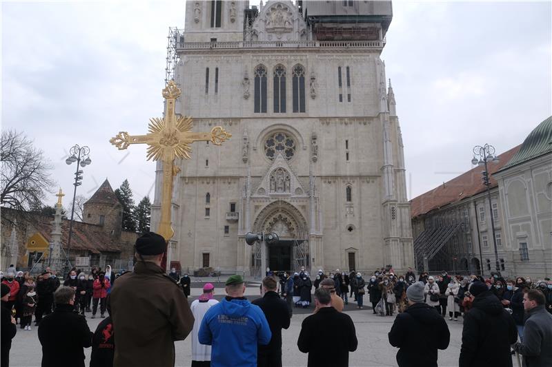 Bozanić predvodio misu na završetku korizmene procesije