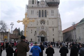 Bozanić predvodio misu na završetku korizmene procesije