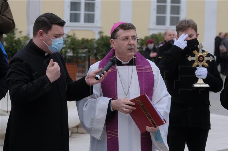 Bozanić predvodio misu na završetku korizmene procesije