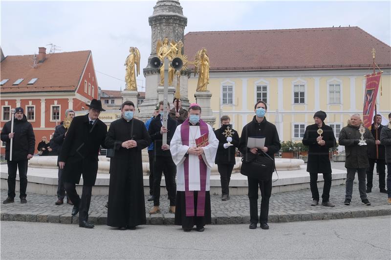 Bozanić predvodio misu na završetku korizmene procesije