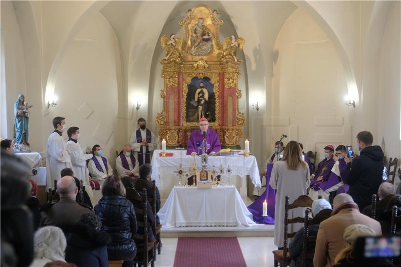 Bozanić predvodio misu na završetku korizmene procesije