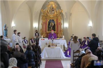 Bozanić predvodio misu na završetku korizmene procesije