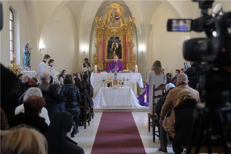 Bozanić predvodio misu na završetku korizmene procesije