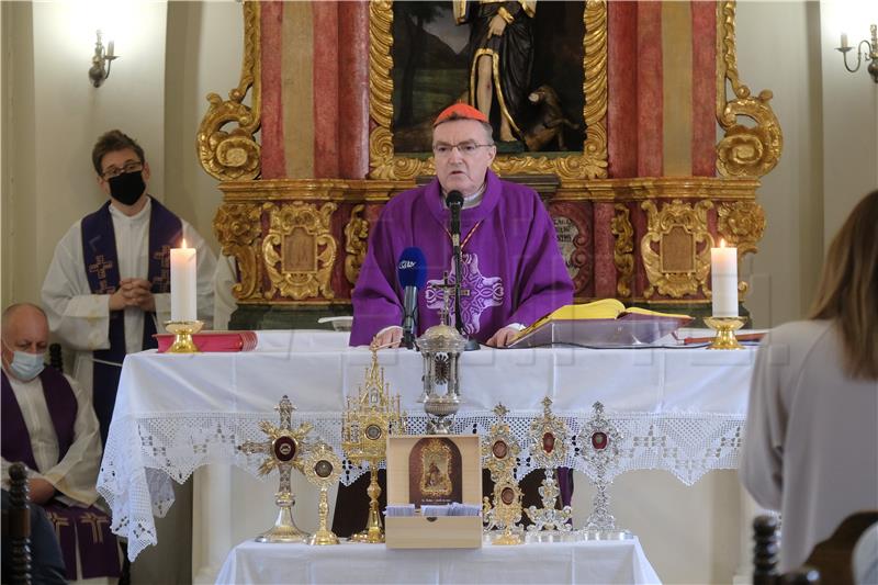 Bozanić predvodio misu na završetku korizmene procesije