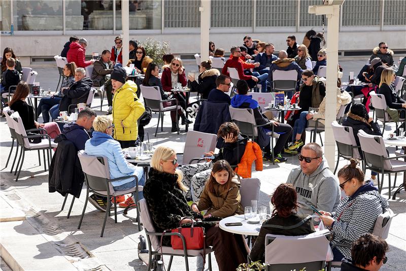 Zadrani dočekali proljeće na zubatom suncu i jakoj buri