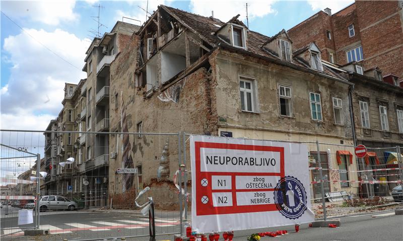 Plakat "neuporabljivo" ispred zgrade oštećene u prošlogodišnjem potresu