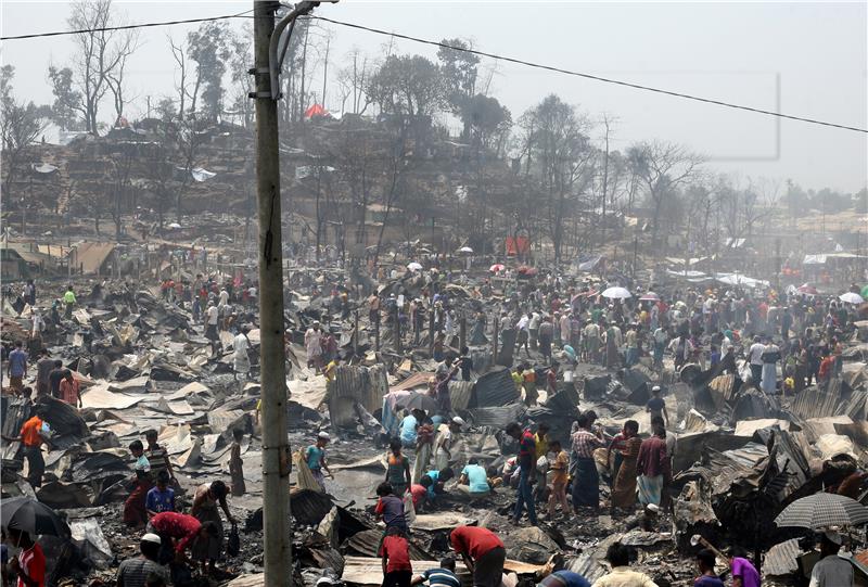 epaselect BANGLADESH FIRE REFUGEES ROHINGYA CAMP AFTERMATH