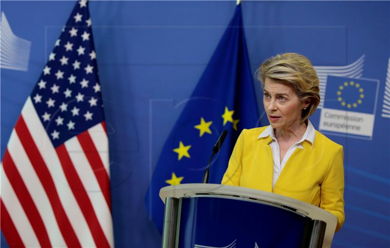 Von der Leyen: AstraZeneca prvo treba ispuniti ugovor pa onda izvoziti