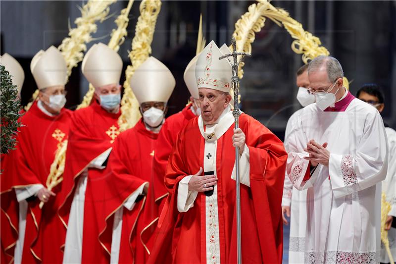 Papa služio misu na Cvjetnicu uz mali broj vjernika i kardinala