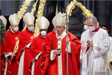 Papa služio misu na Cvjetnicu uz mali broj vjernika i kardinala