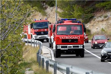 Požar iznad Omiša lokaliziralo 30 vatrogasaca