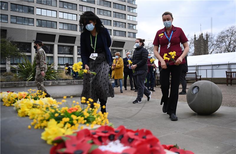 Sto i pedeset tisuća srca za žrtve covida-19 u Londonu